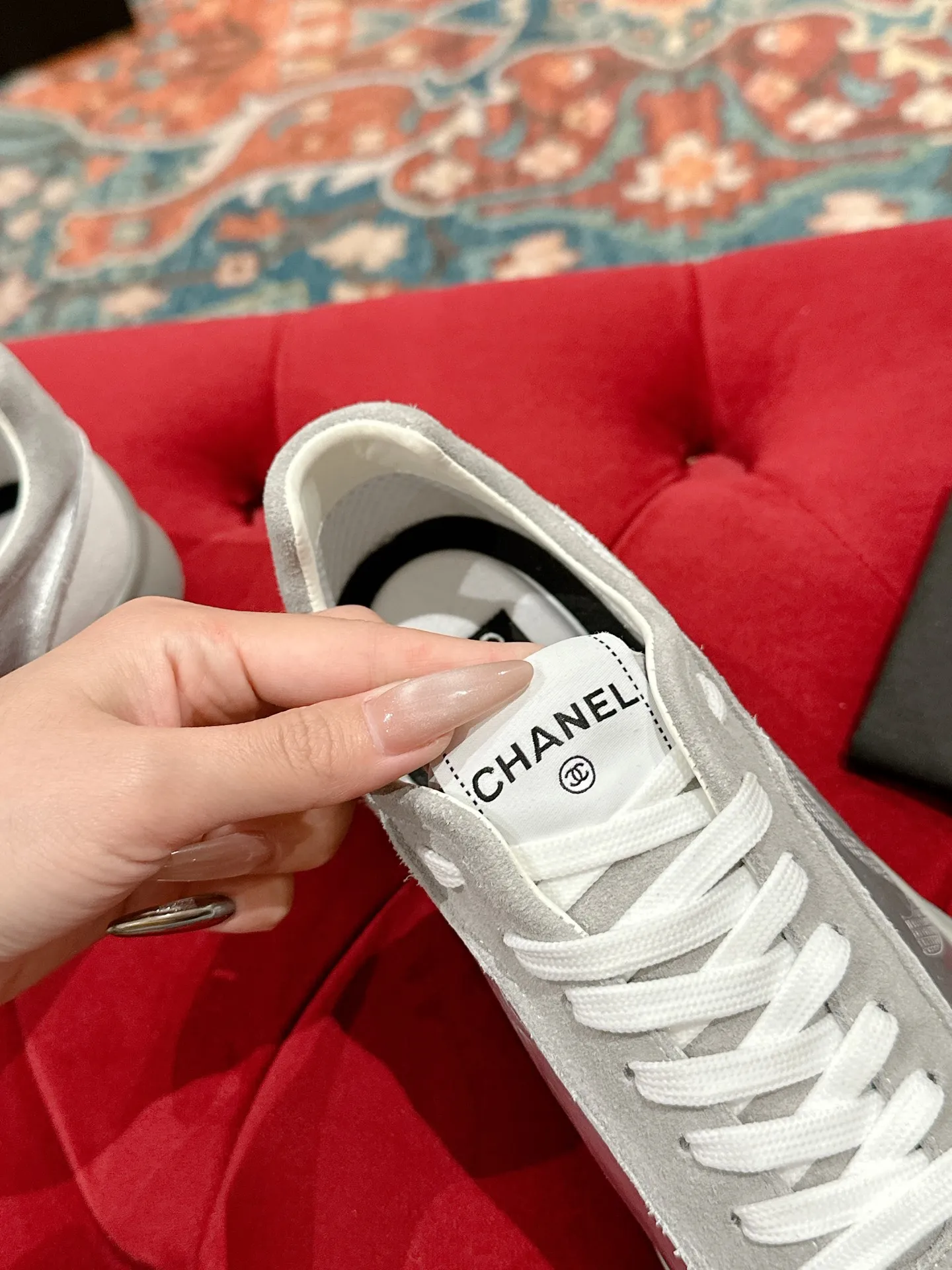👟👟Ex-factory price 600👟👟 CHANEL Chanel classic sneakers, super internet celebrity series! There are so many Internet celebrities on their feet, and the counter is super popular〰️〰️ The world of Chanel has always been a dream for girls, the simple partition design is a super interpretation of multiple texture effects, the most eye-catching LOGO double C is also my favorite, no matter how you match it on your feet, the effect is completely amazing✔✔✔I must recommend you to buy this one⚡️⚡️Bangladesh environmentally friendly leather upper, original private model TPU outsole The color details are all compared 🆚 at the counter! Perfect presentation with zero color difference ❥ ❥ Every detail is beyond the genuine level! There is no pressure in and out of the counter☑️Number of yards: 35-40